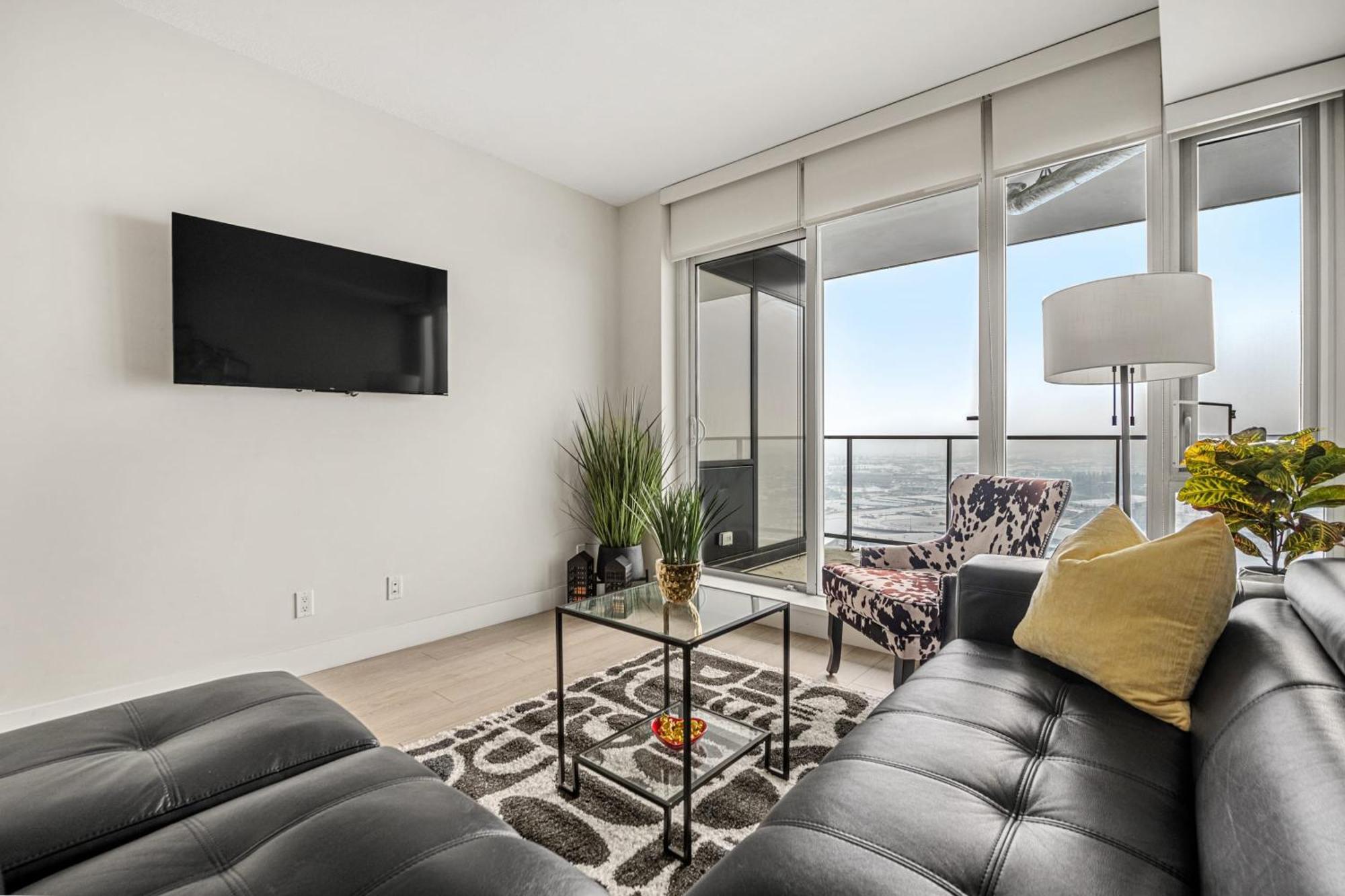 Stunning 34Th Floor Views, Prime Downtown Location - Near Stampede, Casino, Bars! Free Banff Pass, Parking, Wine! Villa Calgary Exterior photo