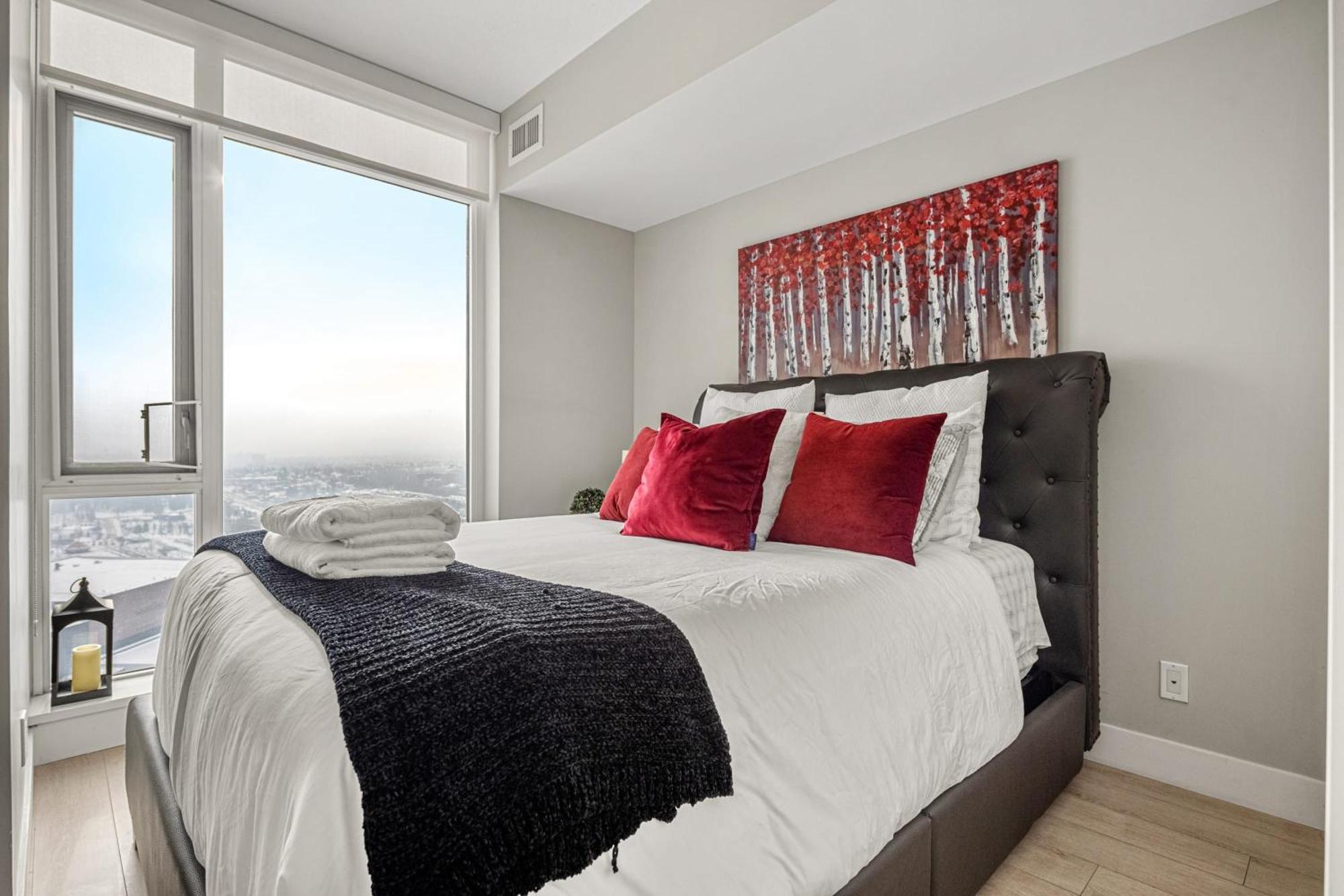 Stunning 34Th Floor Views, Prime Downtown Location - Near Stampede, Casino, Bars! Free Banff Pass, Parking, Wine! Villa Calgary Exterior photo