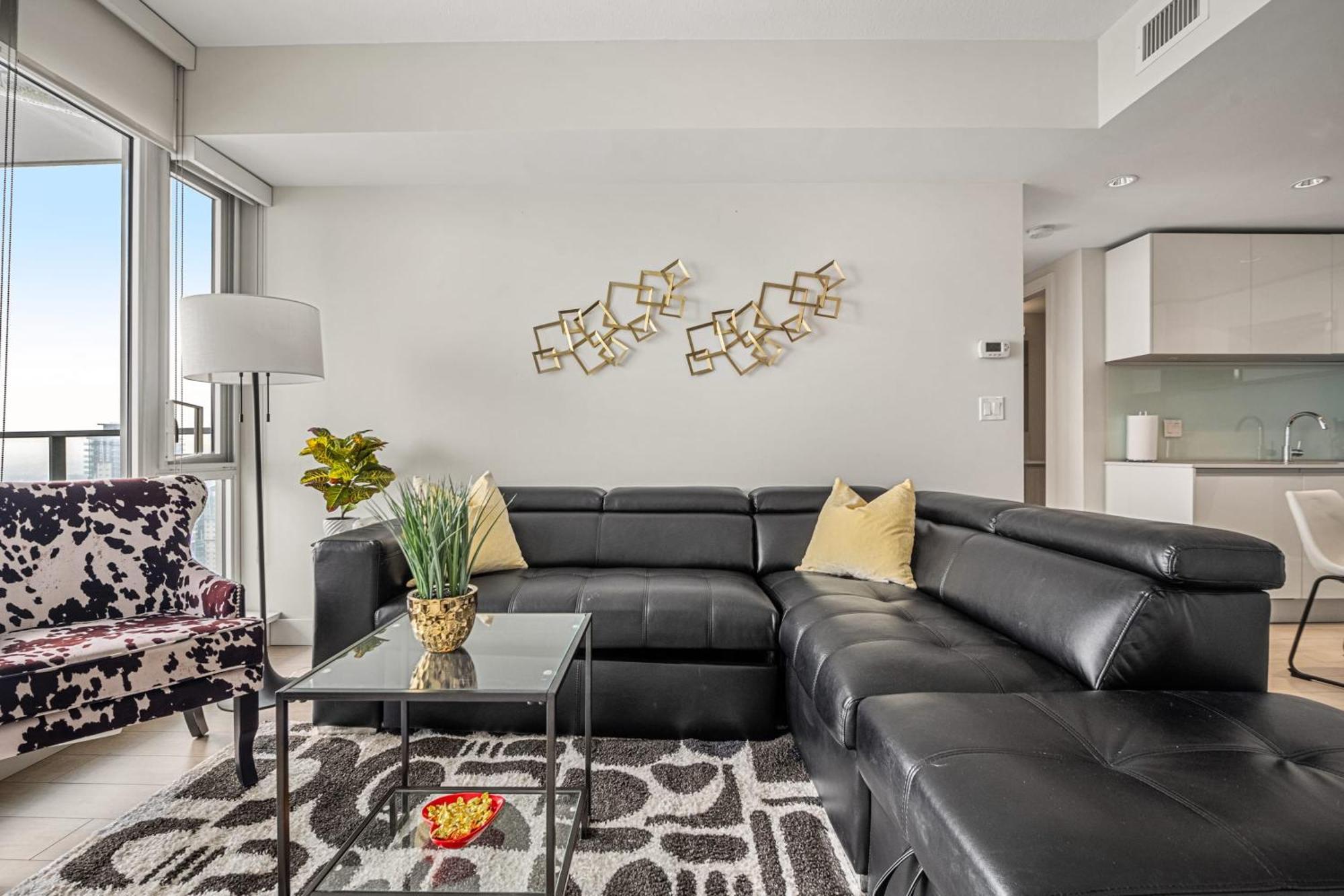 Stunning 34Th Floor Views, Prime Downtown Location - Near Stampede, Casino, Bars! Free Banff Pass, Parking, Wine! Villa Calgary Exterior photo