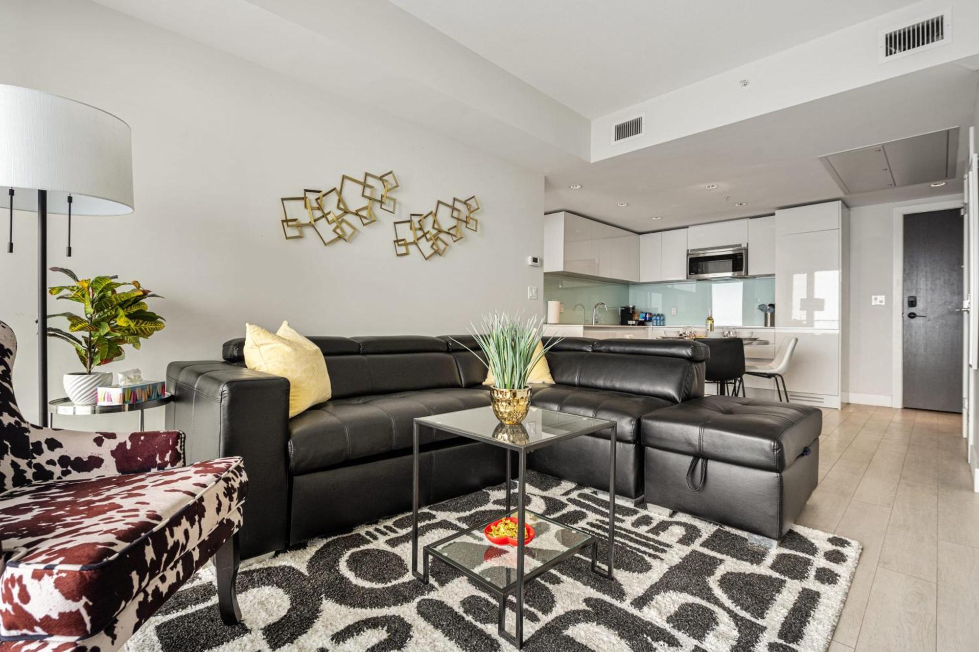 Stunning 34Th Floor Views, Prime Downtown Location - Near Stampede, Casino, Bars! Free Banff Pass, Parking, Wine! Villa Calgary Exterior photo