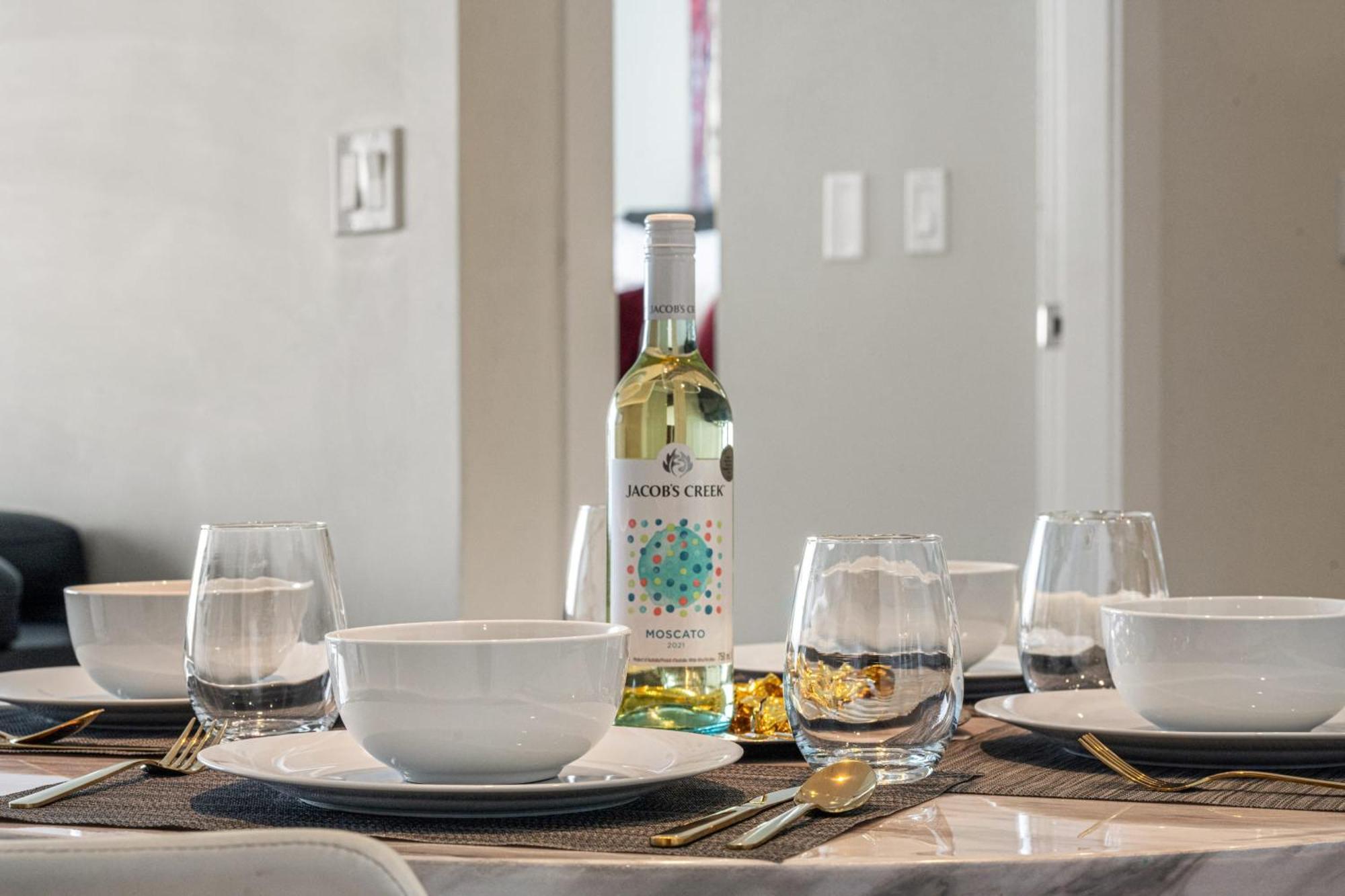 Stunning 34Th Floor Views, Prime Downtown Location - Near Stampede, Casino, Bars! Free Banff Pass, Parking, Wine! Villa Calgary Exterior photo