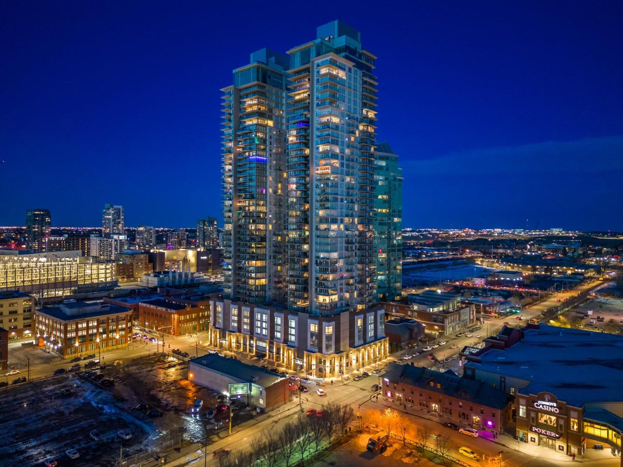 Stunning 34Th Floor Views, Prime Downtown Location - Near Stampede, Casino, Bars! Free Banff Pass, Parking, Wine! Villa Calgary Exterior photo
