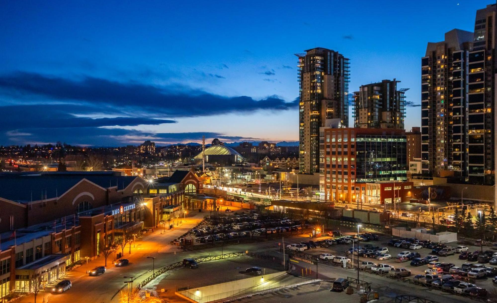 Stunning 34Th Floor Views, Prime Downtown Location - Near Stampede, Casino, Bars! Free Banff Pass, Parking, Wine! Villa Calgary Exterior photo