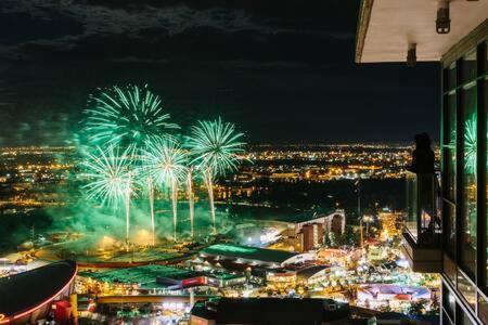 Stunning 34Th Floor Views, Prime Downtown Location - Near Stampede, Casino, Bars! Free Banff Pass, Parking, Wine! Villa Calgary Exterior photo