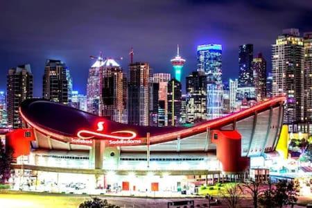 Stunning 34Th Floor Views, Prime Downtown Location - Near Stampede, Casino, Bars! Free Banff Pass, Parking, Wine! Villa Calgary Exterior photo